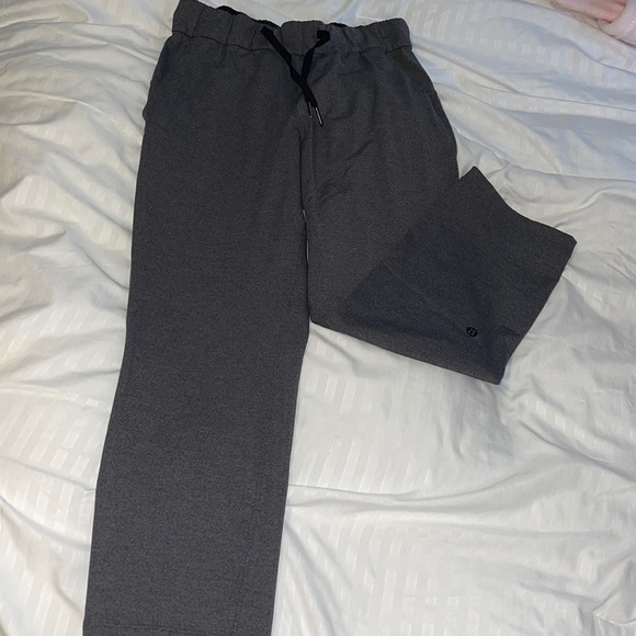 LULULEMON Capris sweatpants- grey - Picture 3 of 4